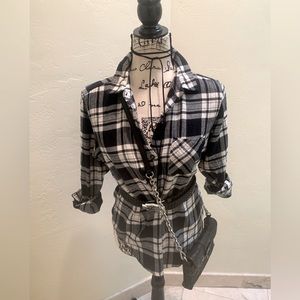 Forever21 woman’s long sleeve plaid button down shirt good condition